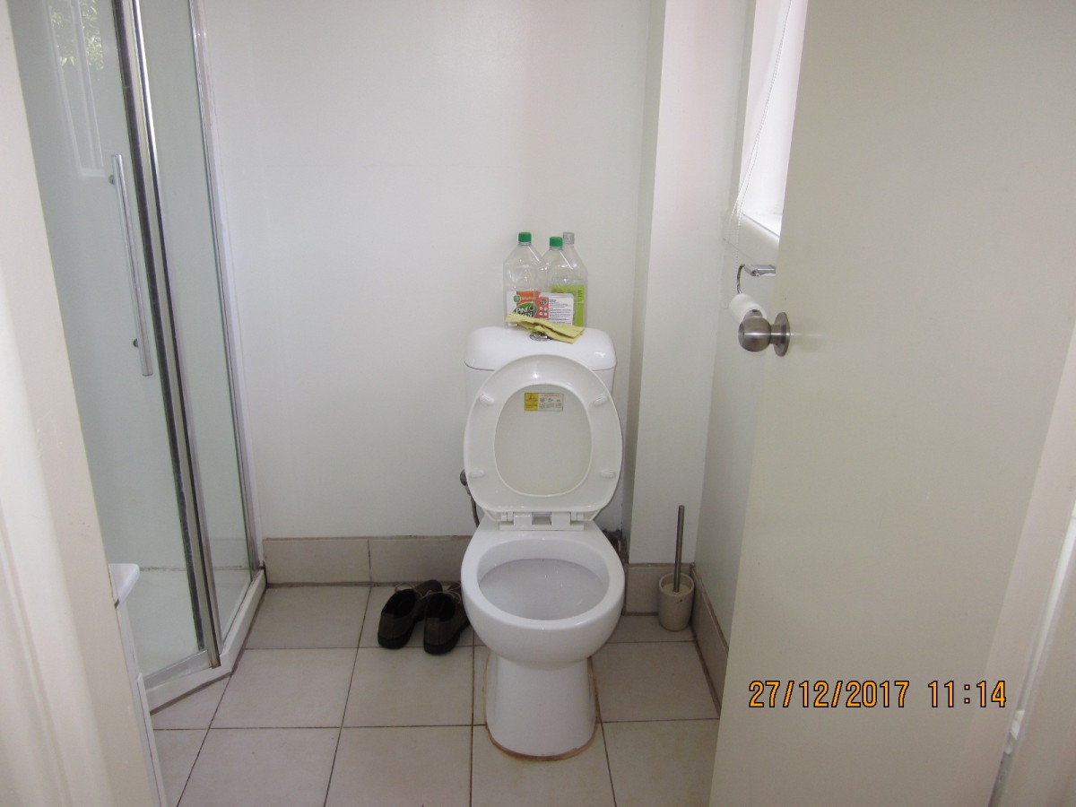 Room 4 bathroom toilet photo 4 JPG.JPG